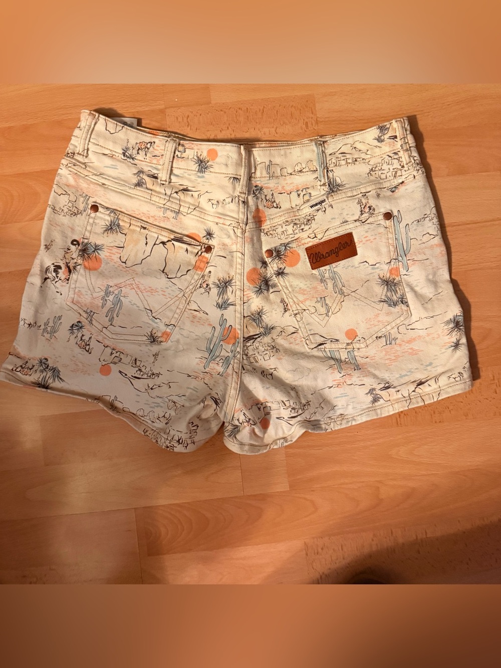 Wrangler Cream Denim Shorts with Desert Print - Picture 2 of 3